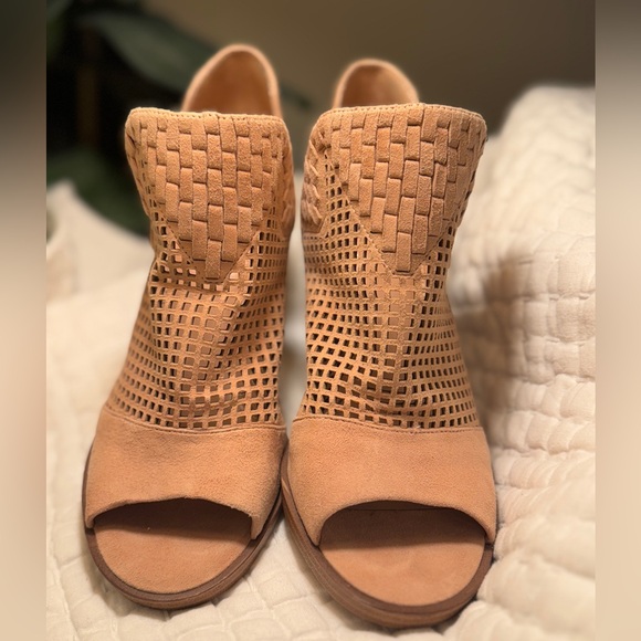 Vince Camuto Tan Peep-Toe Leather Block Heels 8.5M/39 Mesh Like New - Picture 13 of 16